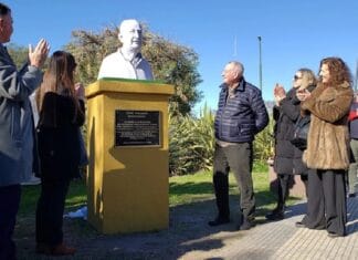 Iñaki Unamuno, the Basque Macachín dedicated a bust to for his commitment to Argentina and to the Basques Iñaki Unamuno inaugurando el busto que en reconocimiento a su labor ha erigido la Macachín Fotografia de Xavier Martin