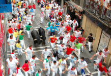 Una vibrante descripción del «encierro» de Sanfermines, por Rick Steves Running of the bulls, Sanfermines. 131 seconds of mayhem on the streets of Pamplona.