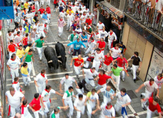 Una vibrante descripción del «encierro» de Sanfermines, por Rick Steves Running of the bulls, Sanfermines. 131 seconds of mayhem on the streets of Pamplona.