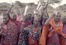 Los masáis que esperan impacientes los Sanfermines Fotograma del vídeo de Borja Lezaun sobre los Sanfermines grabado con los masáis