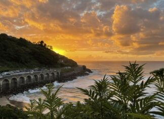 German GEO and Der Westen publish an article about Elcano and Getaria Atardecer en la Playa de Gaztetape de Getaria: Está orientada a mar abierto, lo que la hace atractiva para los surfistas por el oleaje © Manuel Meyer/dpa-tmn