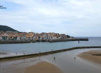 Viewpoints: Lekeitio, a jewel of the Basque Coast Lekeitio desde la desembocadura del Lea