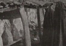 Comunicar la muerte de un familiar a las abejas del caserío es una tradición vasca milenaria Comunicación, por la viuda, a las abejas de la muerte del etxeko-jaun del caserío y presentación del joven heredero. Comienzos S XX. Colección Bernardo Estornes Lasa