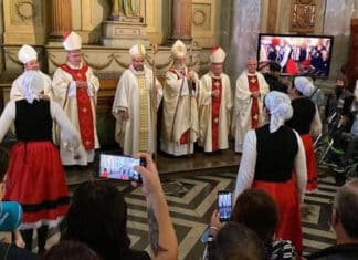 An ‘aurresku’ for the new auxiliary bishop of Santiago, Chile Aurresku en la Ordenación Episcopal de Álvaro Chordi Miranda como obispo titular de Regiana y auxiliar de Santiago de Chile