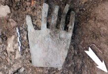 The Economist y The Smithsonian escriben sobre la «Mano de Irulegi» La Mano de Irulegi. Courtesy of Aranzadi Science Society