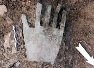 The Economist y The Smithsonian escriben sobre la «Mano de Irulegi» La Mano de Irulegi. Courtesy of Aranzadi Science Society