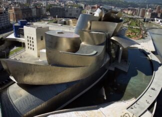 On the 25th anniversary of the Bilbao Guggenheim, two accurate takes from Great Britain Museo Guggenheim Desde La Salve - Foto Museo Guggenheim Bilbao