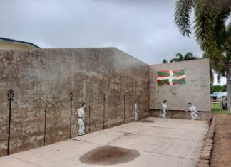A fronton court in front of the Great Barrier Reef Fronton de Trebonne, Australia, restaurado