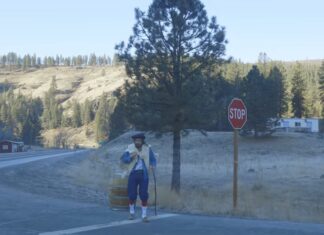 Country singer Margo Cilker, Olentzero, and Fito, strolling through Jordan Valley, Oregon Olentzero en Jordan Valley, Oregon