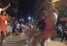 Un «cara a cara» entre dantzaris irlandeses y vascos. Imperdible Un grupo de dantzaris vascos y de Irlanda bailan juntos en la calle