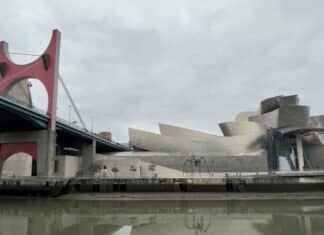 What Portland, Ore. could learn from the transformation of Bilbao El Museo Guggenheim Bilbao diseñado por Frank Gehry. (Foto : s- Taylor Griggs:BikePortland)