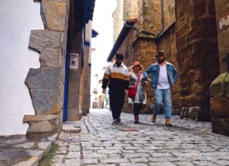 The Uniting Voices Chicago choir will sing Basque music Miembros de Kreatibü en Bermeo