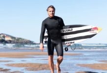 Financial Times: las recomendaciones del surfista vasco Natxo González Natxo Gonzalez practicando surf en Mundaka en la costa de Bizkaia (Markel Redondo)