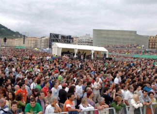 When Bob Dylan and Mikel Laboa performed for 80,000 spectators at Zurriola Publico asistente al Concierto por la paz de 2006, donde actuó BoB Dylan