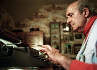 100th anniversary of the birth of Basque-American author Robert Laxalt Robert Laxalt en su escritorio ARCHIVOS RGJ