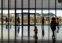 New York Times: the Basque Autonomous Community, tourism and culture with children Tabakalera es un espacio de arte polivalente en expansión dentro de una antigua fábrica de cigarrillos en San Sebastián.Crédito...Emilio Parra Doiztúa para The New York Times