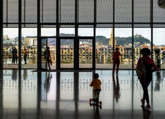 New York Times: the Basque Autonomous Community, tourism and culture with children Tabakalera es un espacio de arte polivalente en expansión dentro de una antigua fábrica de cigarrillos en San Sebastián.Crédito...Emilio Parra Doiztúa para The New York Times