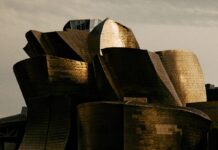 Guggenheim Bilbao. El edificio de Gehry que cambió las ciudades para siempre Revisitando el museo que lo empezó todo, el arquitecto Frank Gehry, de 94 años, reflexiona sobre sus métodos, su influencia y sus nuevos y ambiciosos proyectos. Vivek Vadoliya para TIME
