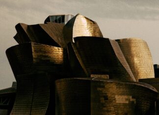 Guggenheim Bilbao: the Gehry building that changed cities forever Revisitando el museo que lo empezó todo, el arquitecto Frank Gehry, de 94 años, reflexiona sobre sus métodos, su influencia y sus nuevos y ambiciosos proyectos. Vivek Vadoliya para TIME