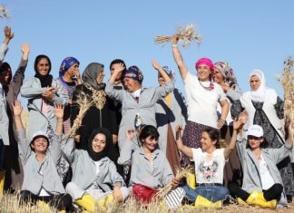 The Basque Culinary World Prize, the “Nobel of Gastronomy,” has its 2023 winner: Ebru Baybara Demir La chef Ebru Baybara Demir,, ganadora del Basque Culinary Wortd Price 2023 con miembros de la cooperativa From Soil to Plate.