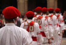 Dos artículos sobre el euskera y el «milagro» de su pervivencia Traditional Basque folk dancers performing in Bilbao. Image credit- Laiotz:Shutterstock.com