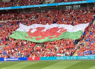 Jon Maia and Amets Arzallus at the Wal Goch festival, ‘bertsos’ about soccer in Wales Festival de Futbol y Cultura en Gales