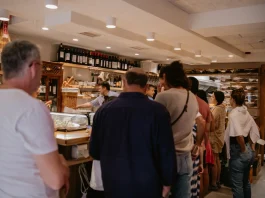 De la pequeña cocina de este pequeño bar-restaurante de la Parte Vieja de Donostia/San Sebastián ha salido la tarta de queso vasco que ha conquistado el mundo. (fotografía Cecilia Alvarez-Hevia Arias)