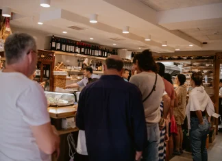 The true history of the Burnt Basque Cheesecake, from La Viña in San Sebastian De la pequeña cocina de este pequeño bar-restaurante de la Parte Vieja de Donostia/San Sebastián ha salido la tarta de queso vasco que ha conquistado el mundo. (fotografía Cecilia Alvarez-Hevia Arias)