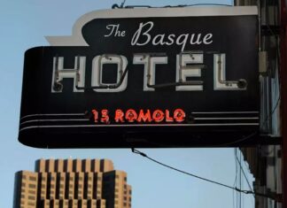 Are Basque traditions disappearing in San Francisco? El antiguo cartel del Basque Hotel todavía cuelga afuera del número 15 Romolo, un vestigio de las influencias vascas de la zona. Frederic Larson / The Chronicle