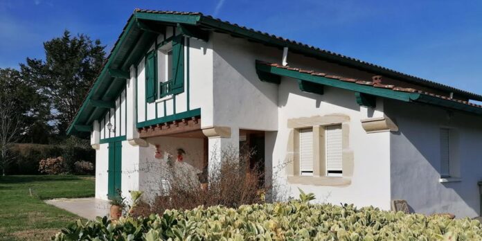 Parte de la propiedad inmobiliaria (vivienda y terreno) que Amelie ha decidido vender a un precio muy inferior, para asegurar que se construyan viviendas sociales