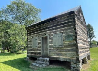 Indiana to move the two-century-old cabin of a descendant of the King of Navarre Construida en 1820, se cree que la cabaña Pierre Navarre en Leeper Park es la estructura y residencia más antigua del condado de St. Joseph (ORDAN SMITH, SOUTH BEND TRIBUNE)