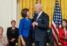 Ellen Ochoa, the first astronaut of Basque descent, awarded by President Biden El presidente Biden entrega la Medalla Presidencial de la Libertad, a Ellen Ochoa, astronauta de la NASA y exdirectora del Centro Espacial Johnson.