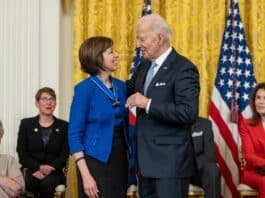 Ellen Ochoa, la primera vasco-descendiente astronauta, condecorada por el presidente Biden El presidente Biden entrega la Medalla Presidencial de la Libertad, a Ellen Ochoa, astronauta de la NASA y exdirectora del Centro Espacial Johnson. (Foto Casa Blanca)