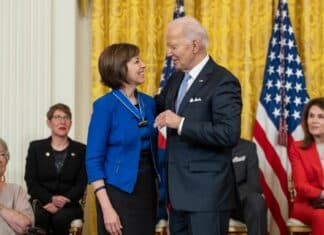 Ellen Ochoa, the first astronaut of Basque descent, awarded by President Biden El presidente Biden entrega la Medalla Presidencial de la Libertad, a Ellen Ochoa, astronauta de la NASA y exdirectora del Centro Espacial Johnson.