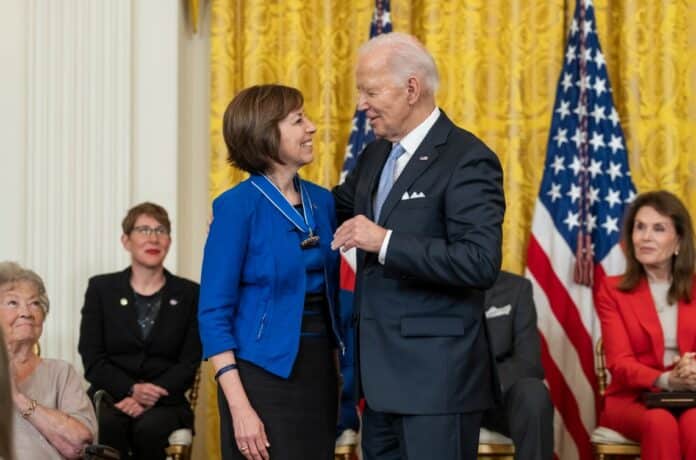 El presidente Biden entrega la Medalla Presidencial de la Libertad, a Ellen Ochoa, astronauta de la NASA y exdirectora del Centro Espacial Johnson. (Foto Casa Blanca)
