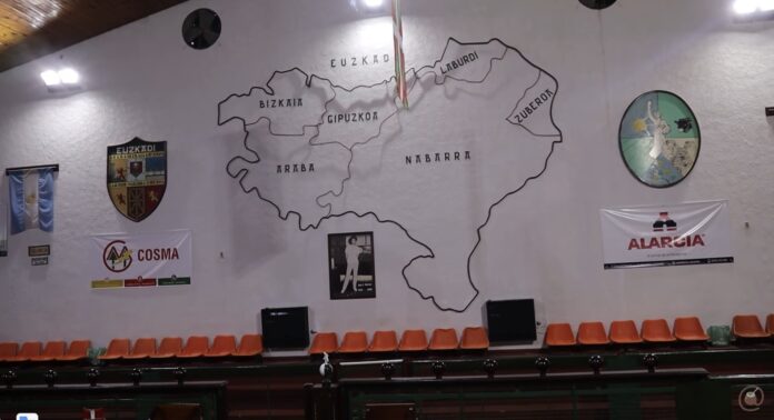 Pared del frontón del Centro Vasco de Macachín